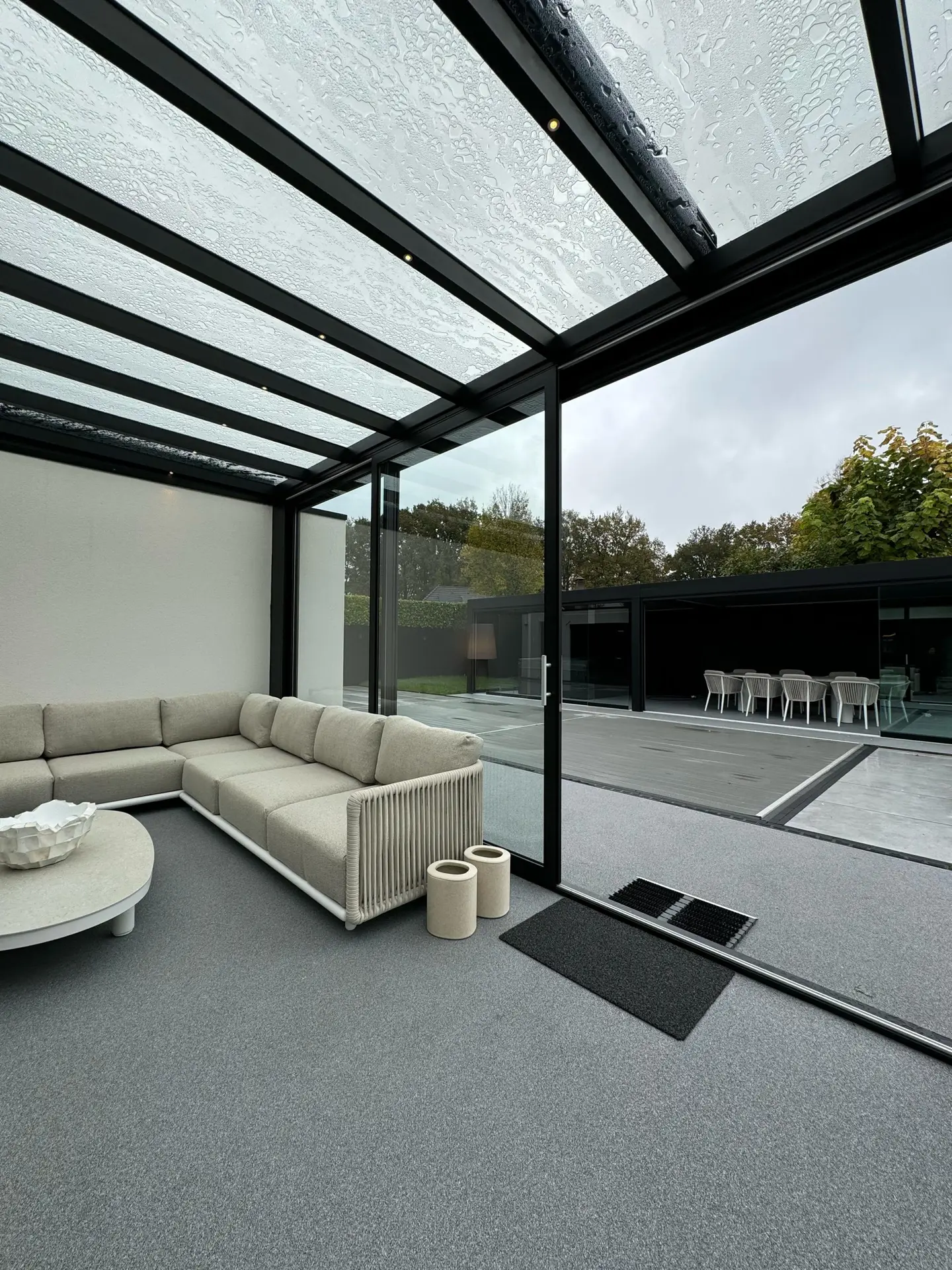 Anthrazitfarbene Terrassenüberdachung mit Glas-Schiebetür an der Vorderseite in Leverkusen