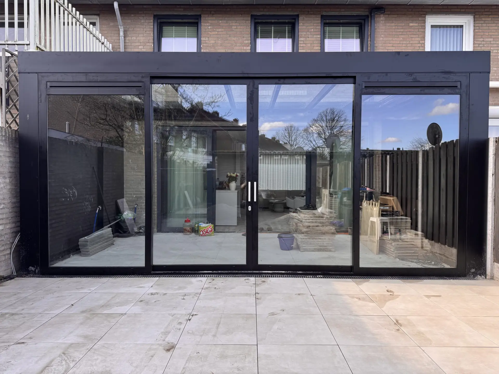 Schwarze Glasveranda mit Doppelschiebetür für Reihenhaus-Projekt