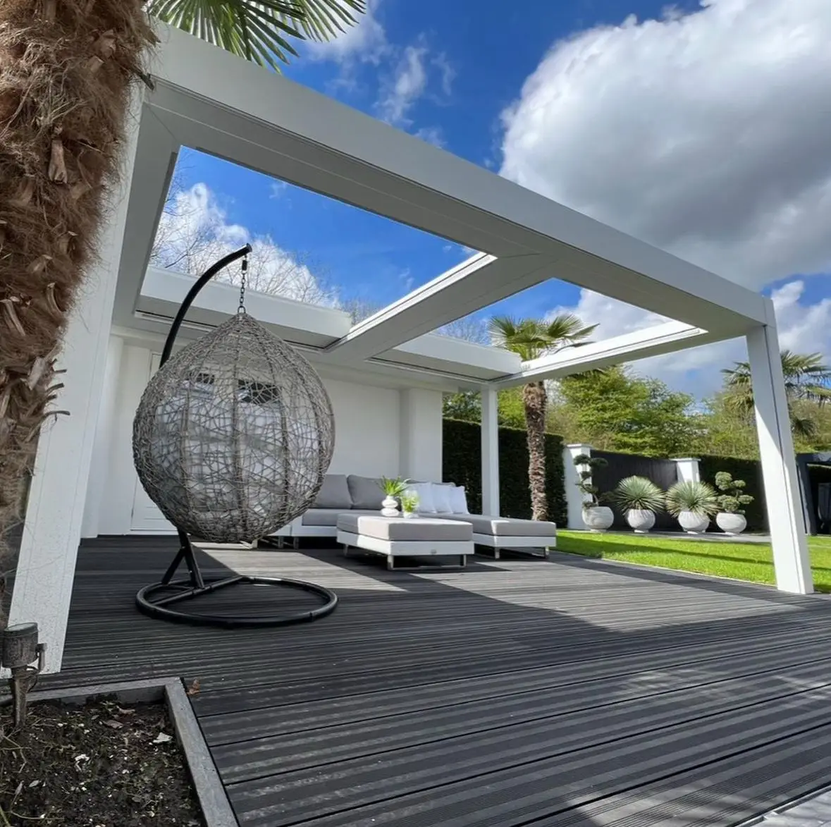 Cube-Terrassenüberdachung in Anthrazit ohne Vorderwand an weißer Hauswand