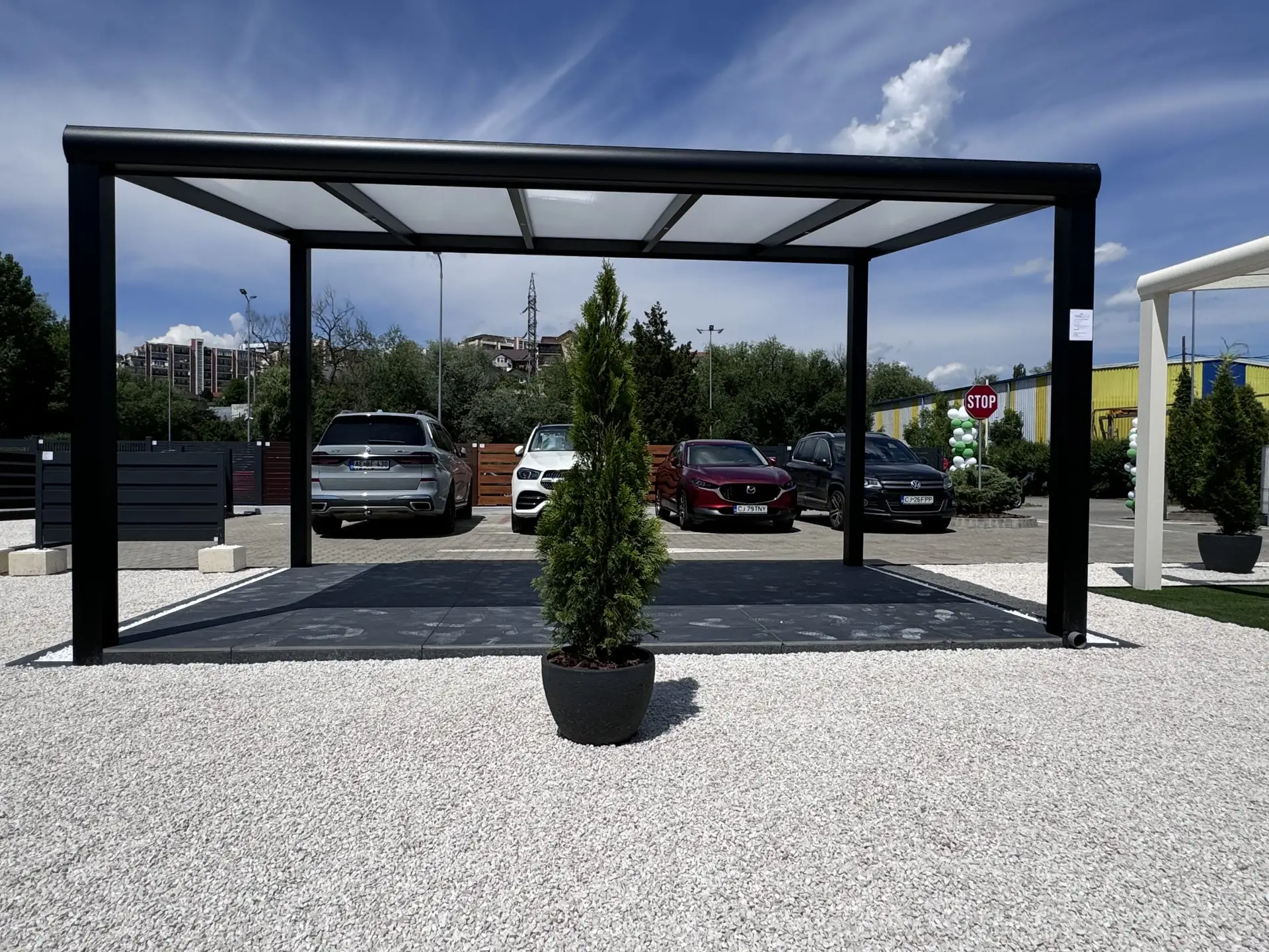 Freistehender Carport mit Aluminiumdach und Seitenelement in Bottrop