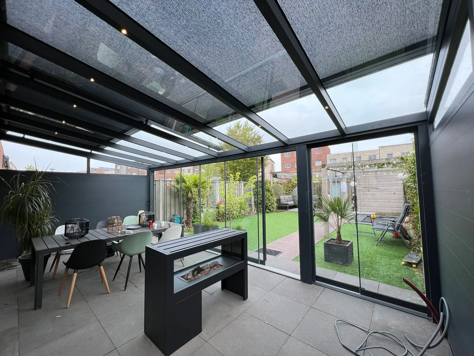 Überdachung mit Glasdach, Keil, Schiebewänden und Lounge-Ecke