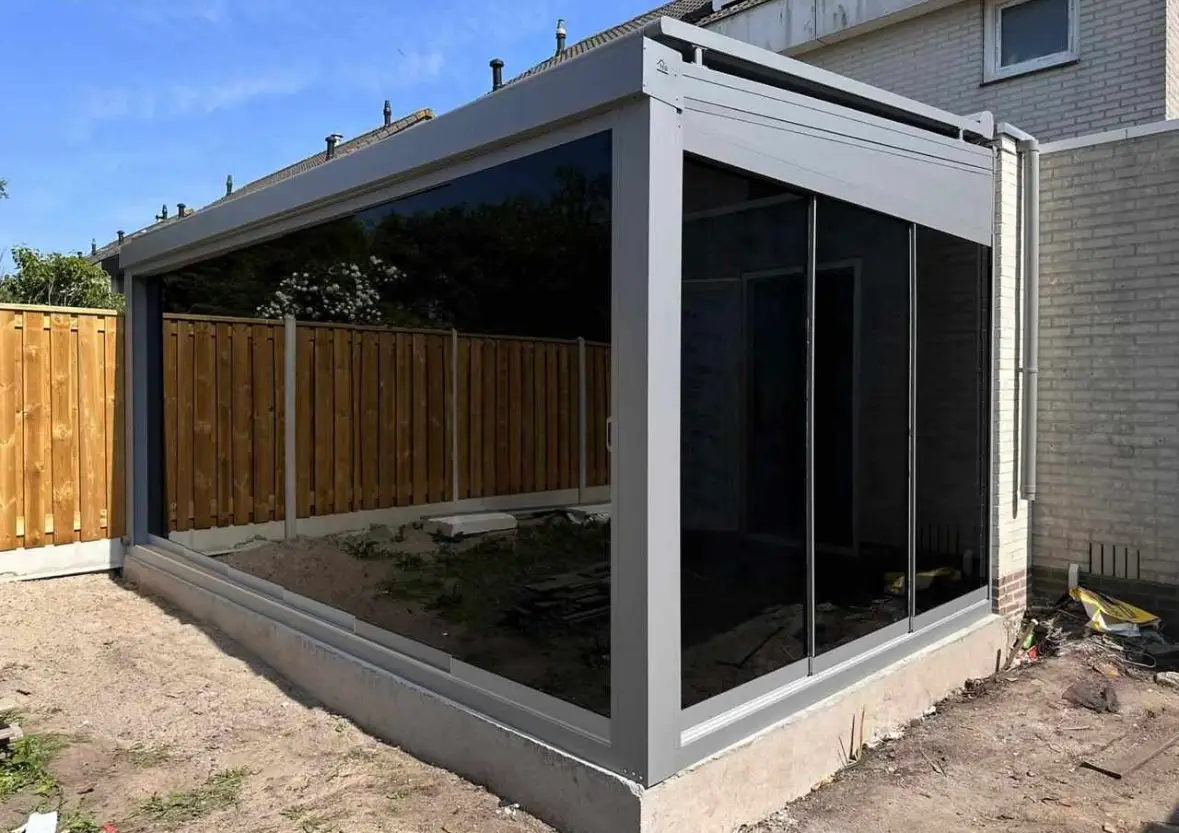 Aluminium-Veranda mit getönter Glas-Schiebewand an der Vorderseite in Düsseldorf