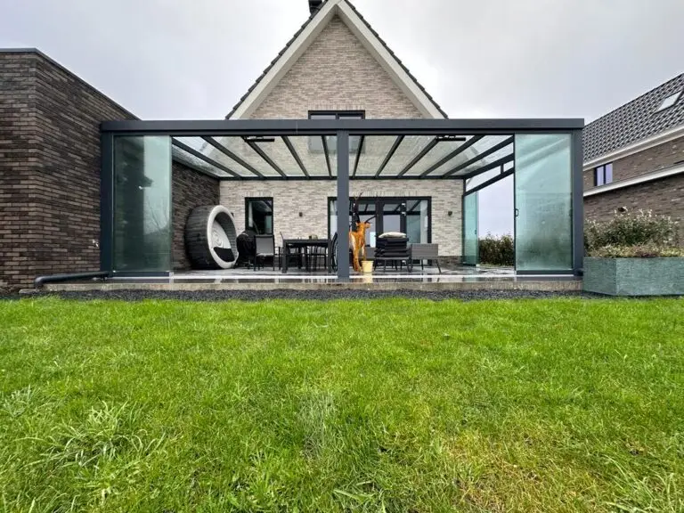 Terrassenüberdachung mit Glas-Schiebewand an der Vorderseite in Krefeld