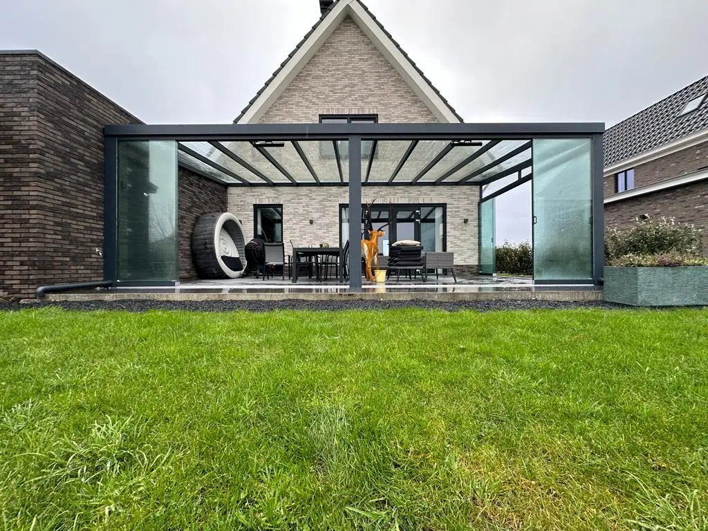 Terrassenüberdachung mit Glas-Schiebewand an der Vorderseite in Krefeld