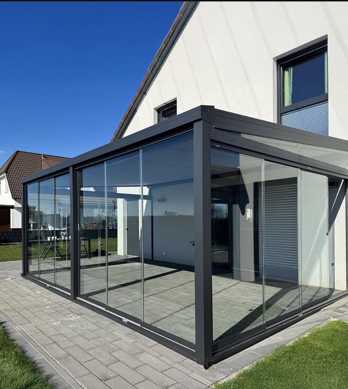 ProLine Terrassenüberdachung aus Aluminium mit Glasdach und Glasschiebewänden in Anthrazit