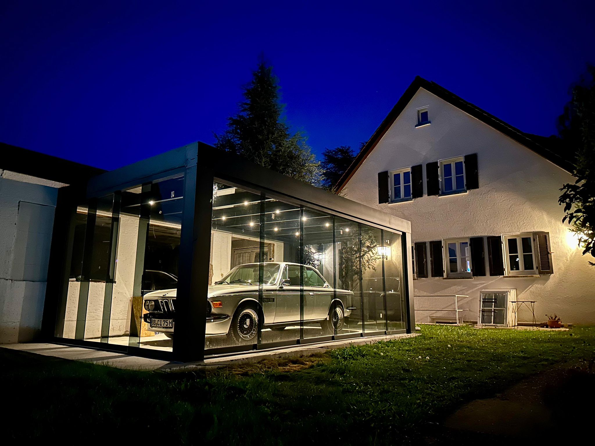 Cube Terrassenüberdachung mit LED-Beleuchtung am Abend – Verandameister