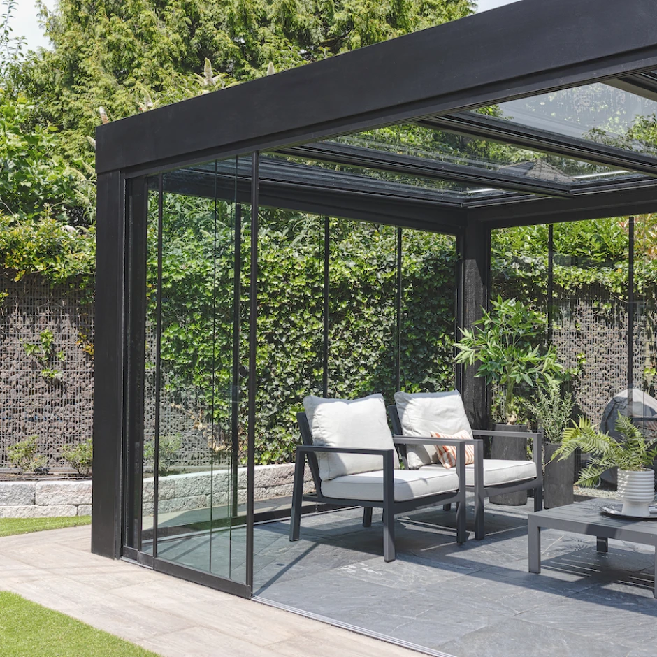 Freistehende Cube Terrassenüberdachung mit Flachdach und Glasschiebewänden im Garten