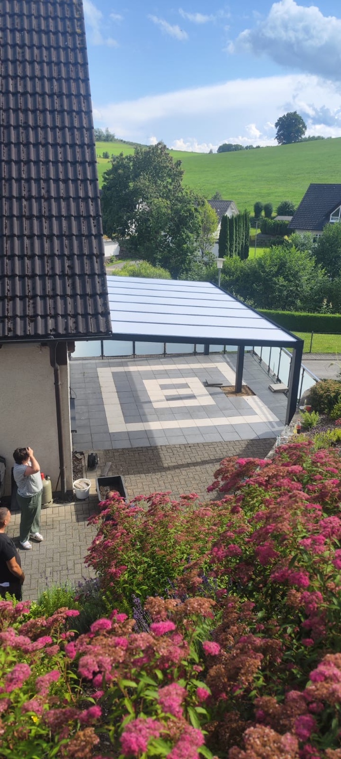 Moderne Aluminium Terrassenüberdachung mit Glasdach und Glasschiebewänden
