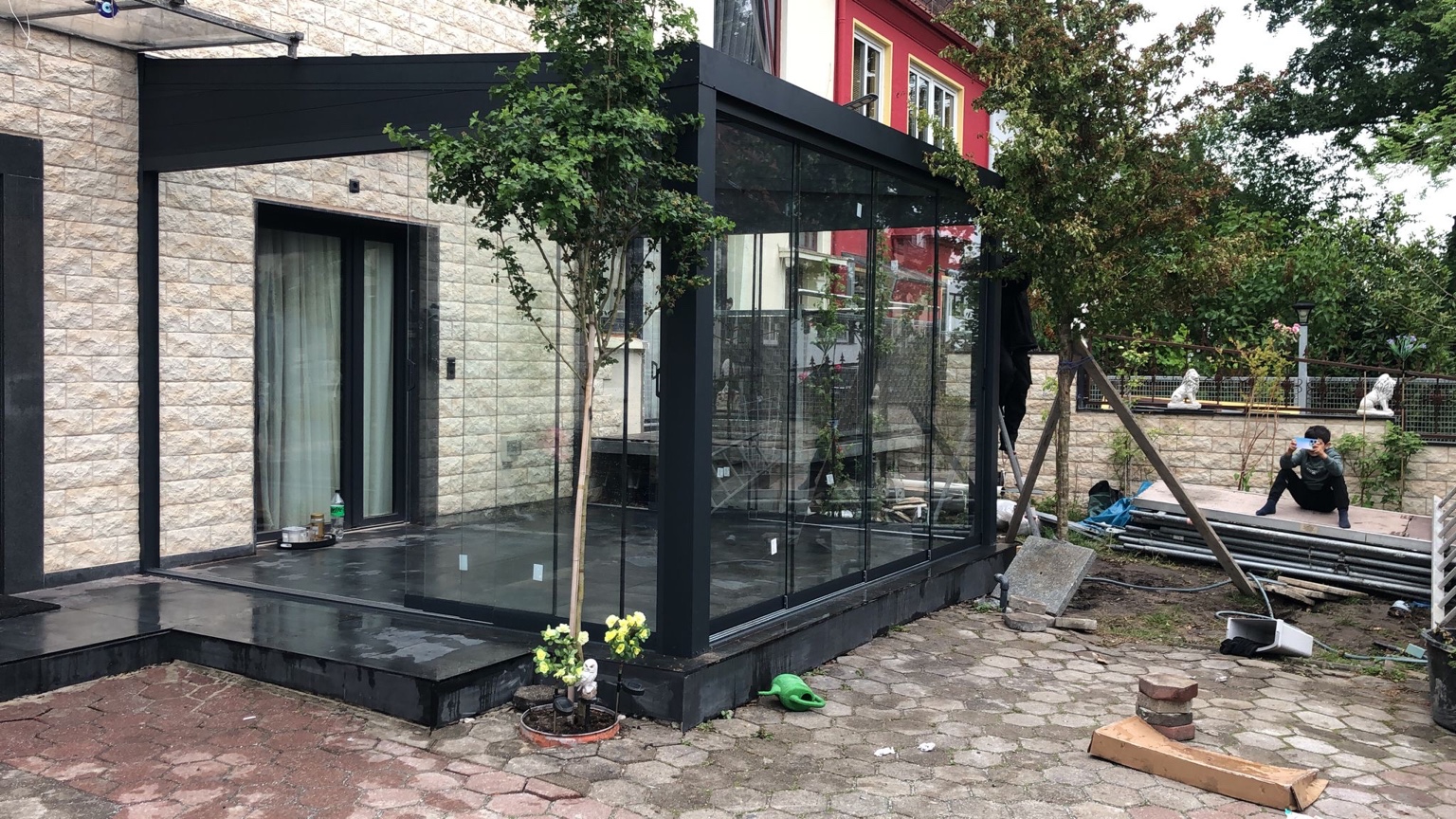 Terrassenüberdachung aus Aluminium mit Glasdach und großen Glasschiebewänden