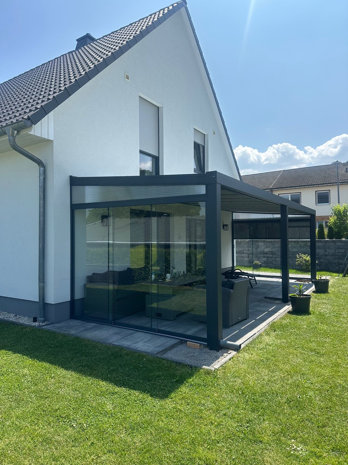 Moderne Terrassenüberdachung aus Aluminium mit Glasschiebewänden