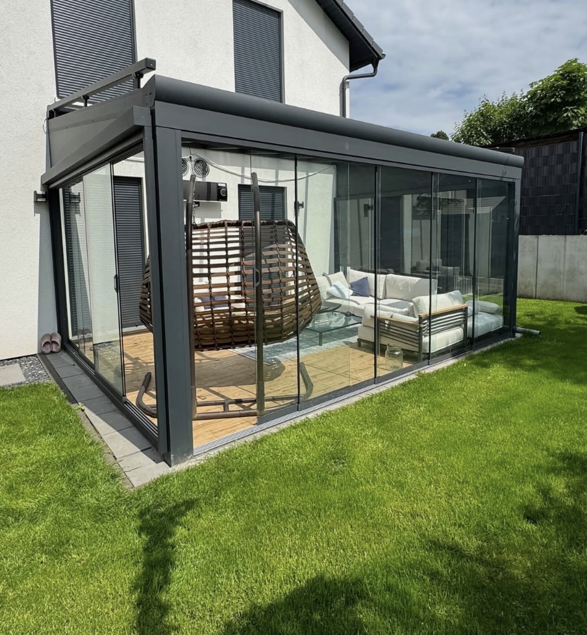 Aluminium Terrassenüberdachung mit Glasschiebewänden und Markise